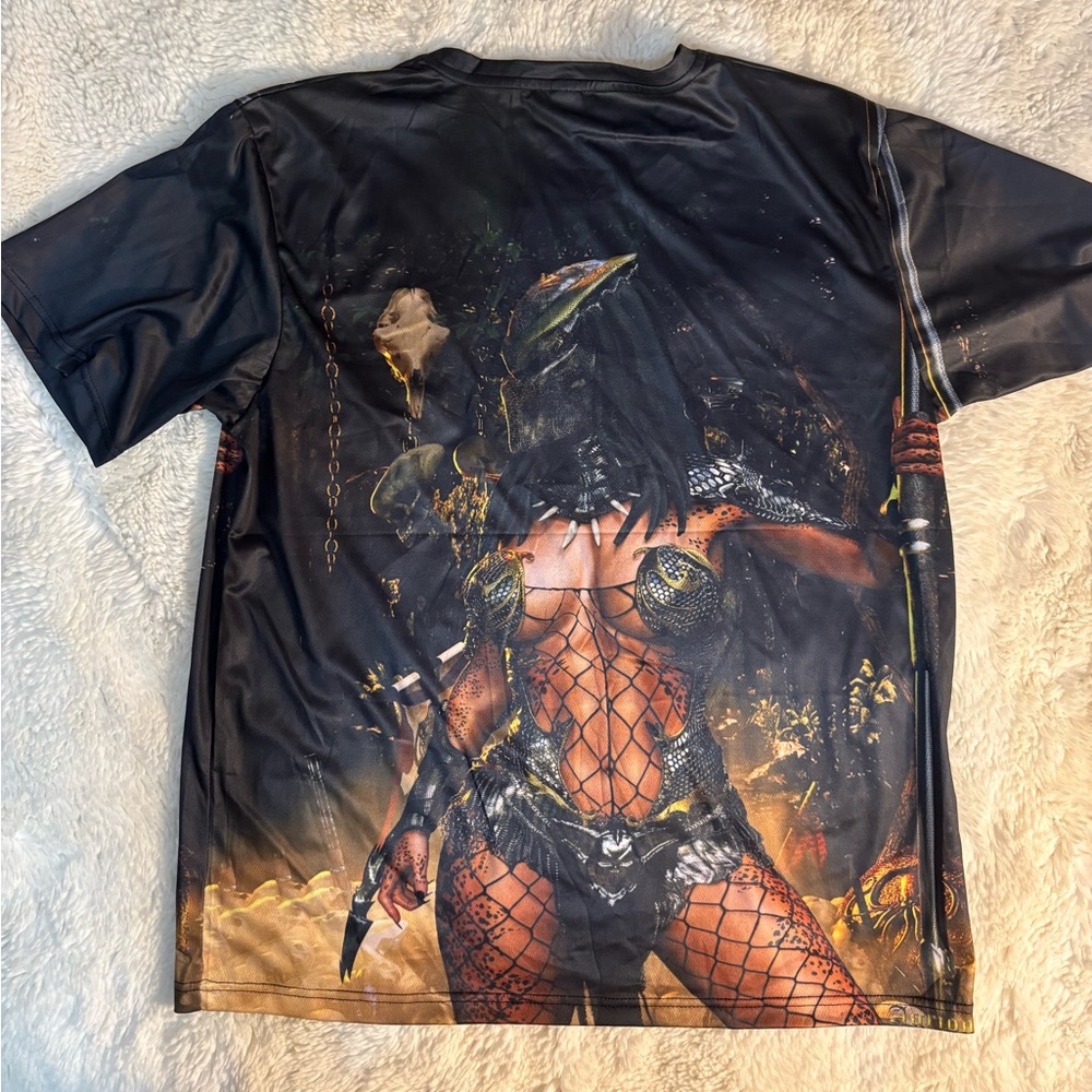 Predator Huntress all-over Graphic Tee